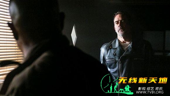 《行尸走肉》第八季第一集剧情发展，暗示本季两位角色离开